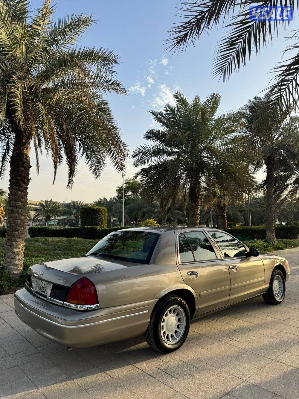 للبيع فورد فكتوريا موديل 2002 بحاله نادره3