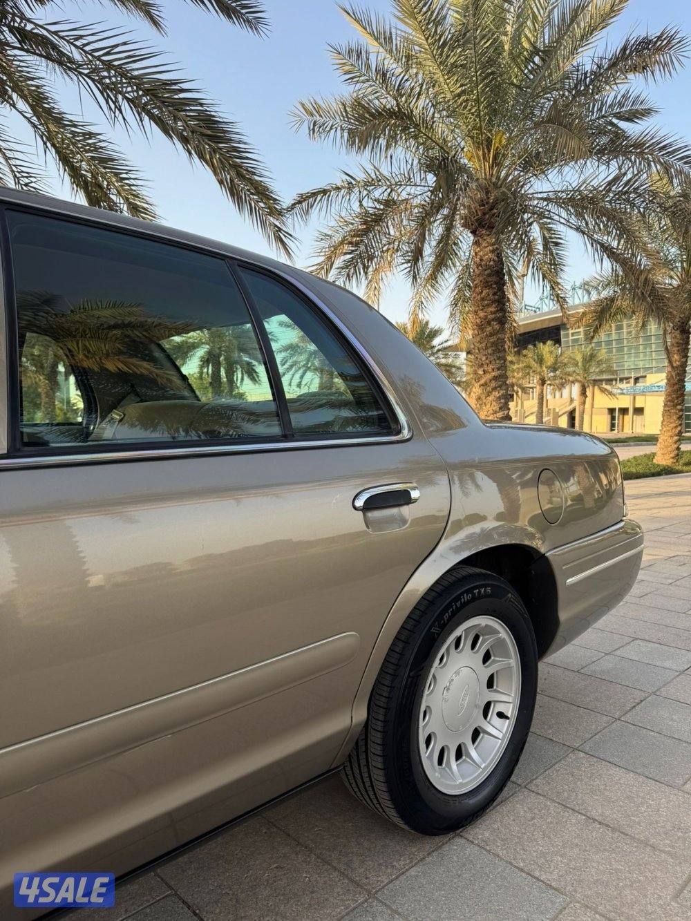 للبيع فورد فكتوريا موديل 2002 بحاله نادره8