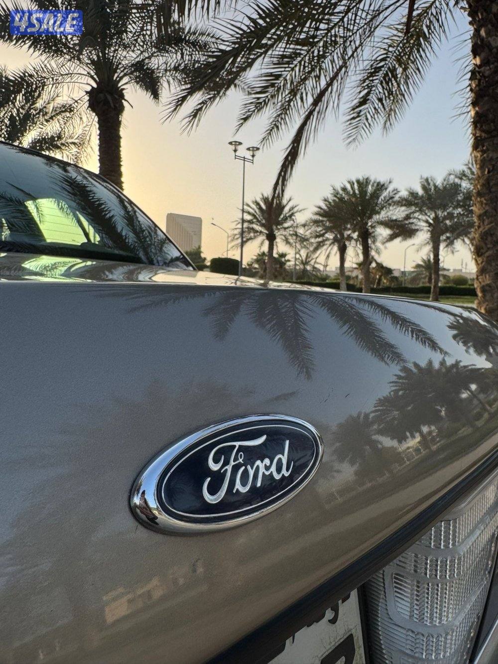 للبيع فورد فكتوريا موديل 2002 بحاله نادره9