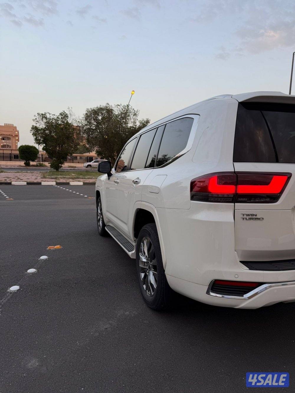 للبيع لاندكروزر vxr توين تيربو موديل 2022 ماشي 66 الف فقط5