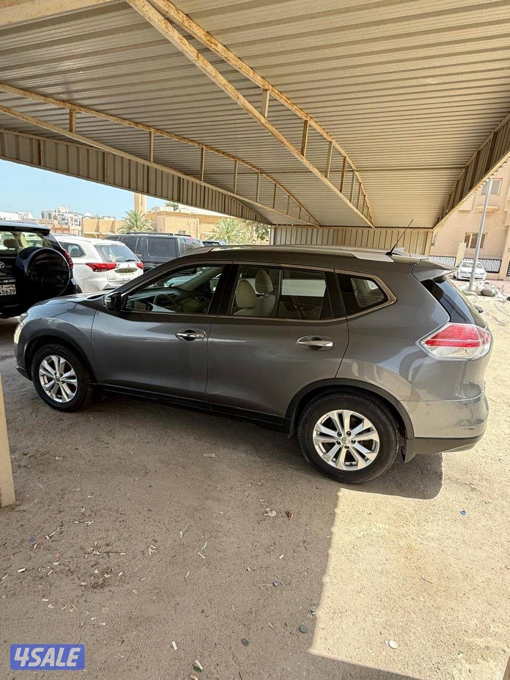 للبيع نيسان اكس تريل موديل 2017 ممشى قليل1