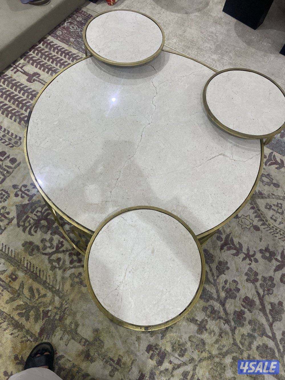 للبيع طاولة كبيرة مع ثلاث طاولات تقديم0