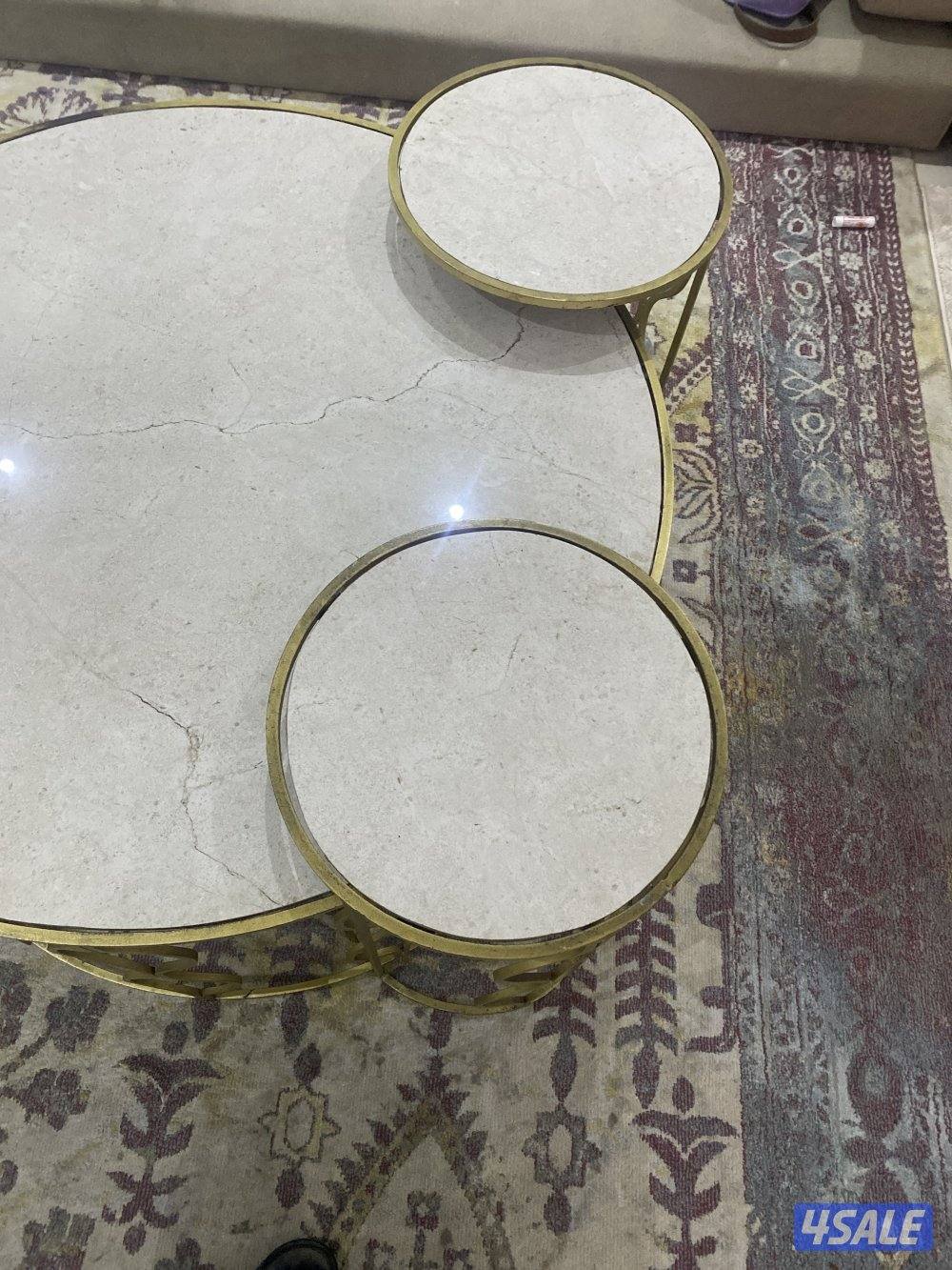 للبيع طاولة كبيرة مع ثلاث طاولات تقديم1