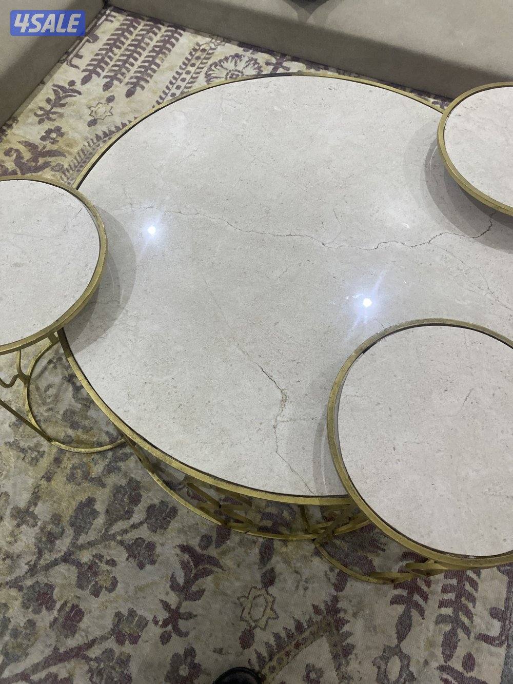 للبيع طاولة كبيرة مع ثلاث طاولات تقديم2