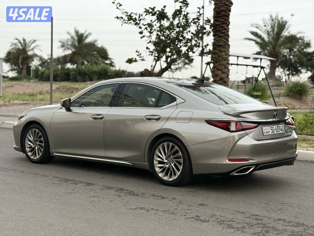 لكزس ES350 درجة الاولى موديل 2019 ماشي 97 الف صبغ الوكالة بحالة نادرة2