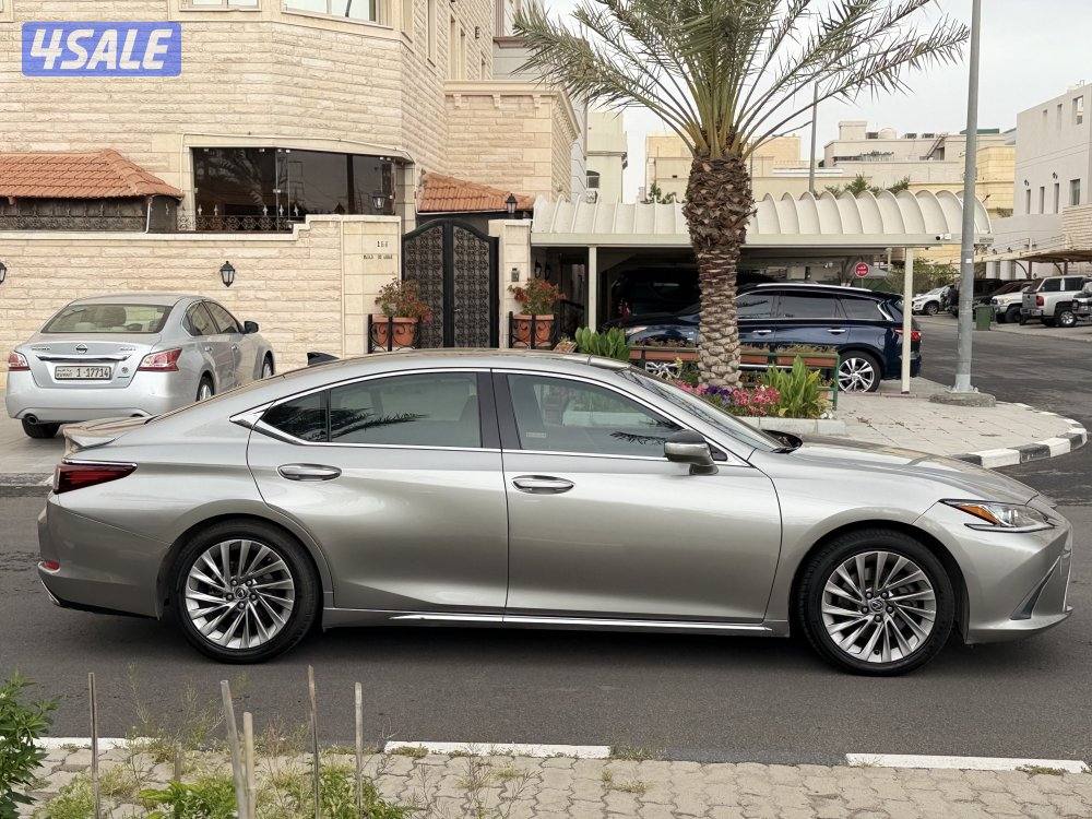 لكزس ES350 درجة الاولى موديل 2019 ماشي 97 الف صبغ الوكالة بحالة نادرة4