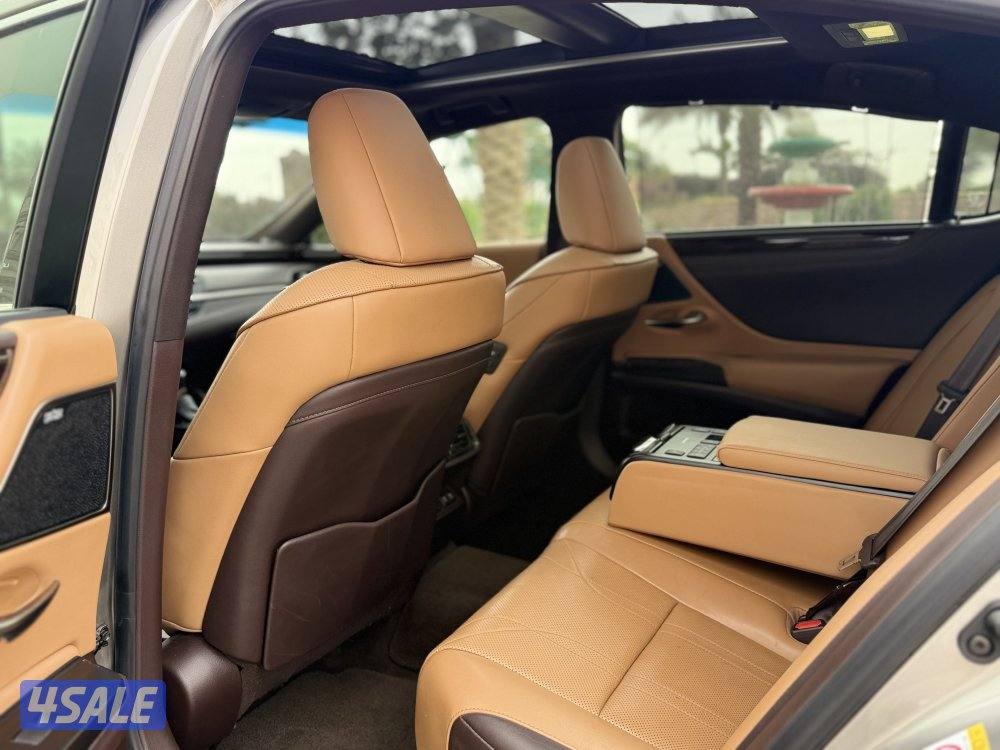 لكزس ES350 درجة الاولى موديل 2019 ماشي 97 الف صبغ الوكالة بحالة نادرة8