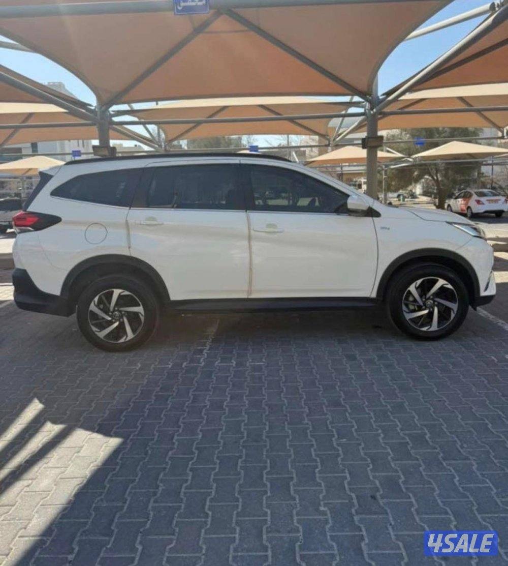 سيارة حديثة توصيل أشخاص وطلبات جميع مناطق الكويت0