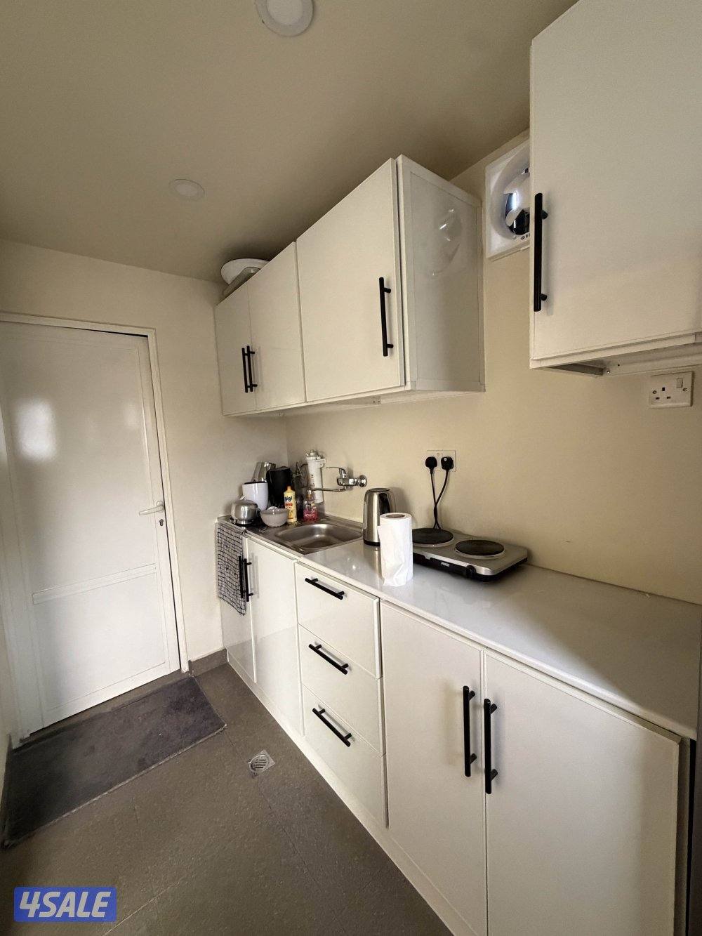 للبيع شاليه ثابت 9 في 5 مع مطبخ و حمام3