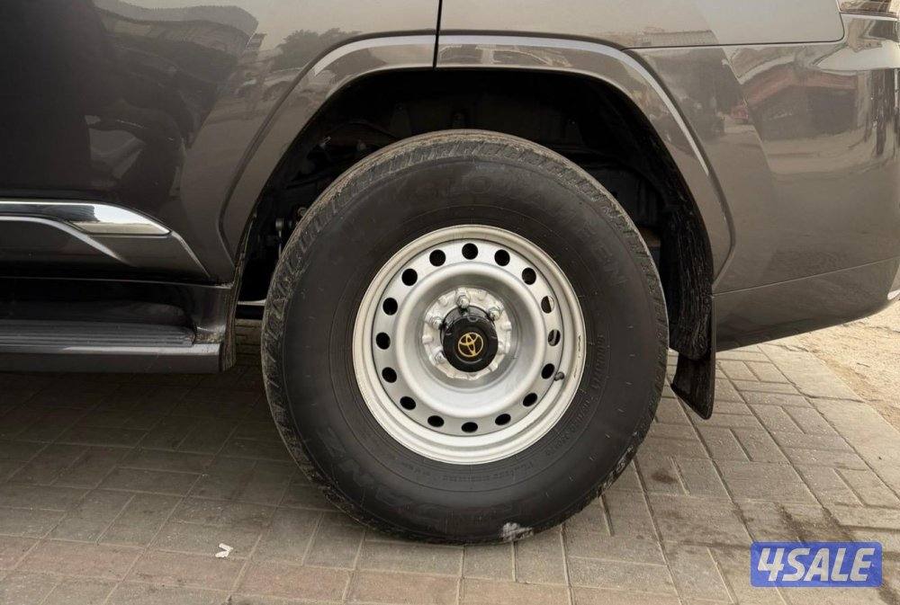 للبيع ٤ رنقات هلل تجاري درجه اولى مع ٤ طوس اصلي شرط لا قار ولا مخرطه0