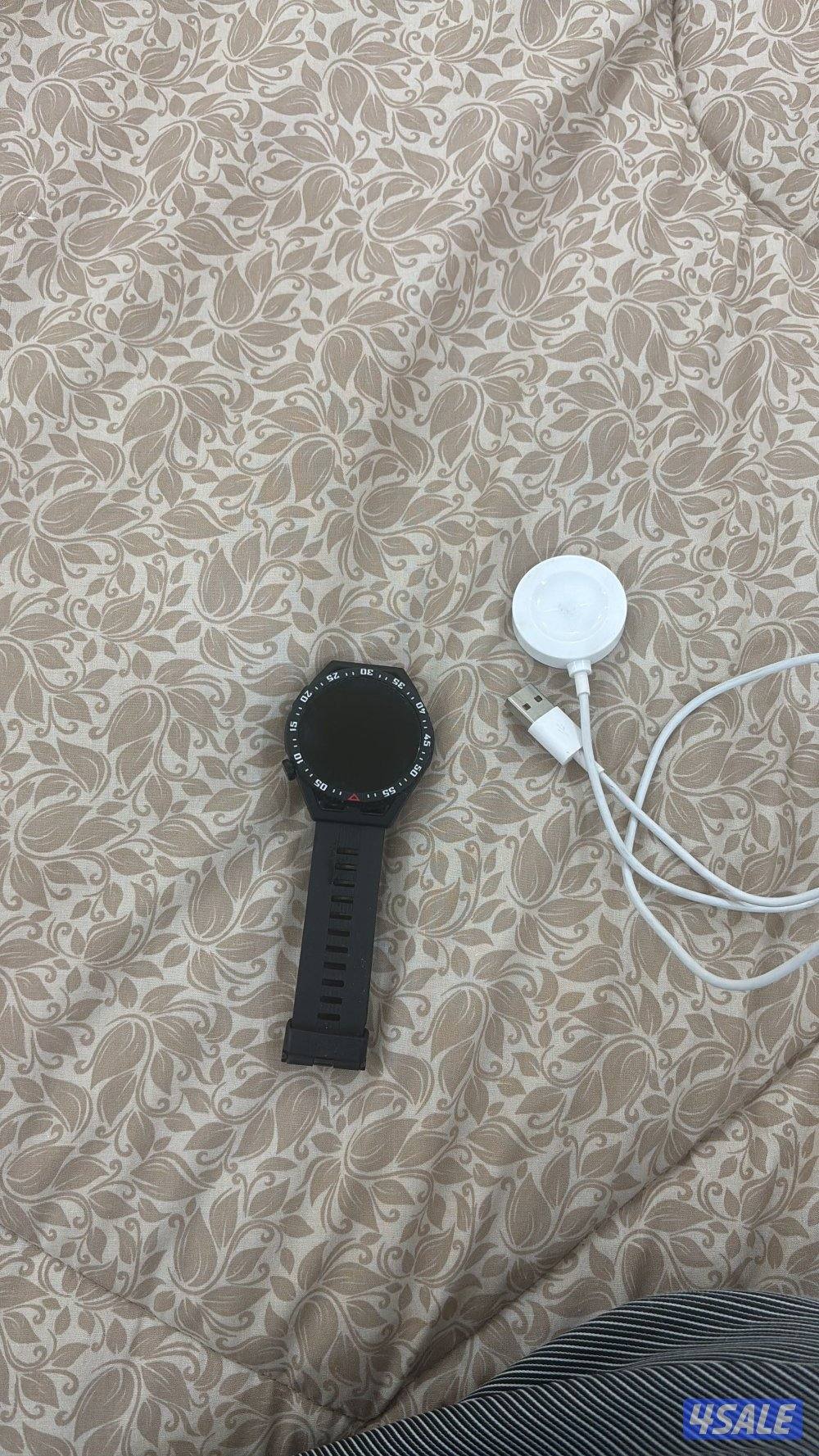 للبيع ساعة هواوي مع شحنها الاصلي مستعمله استعمال خفيف جداً0