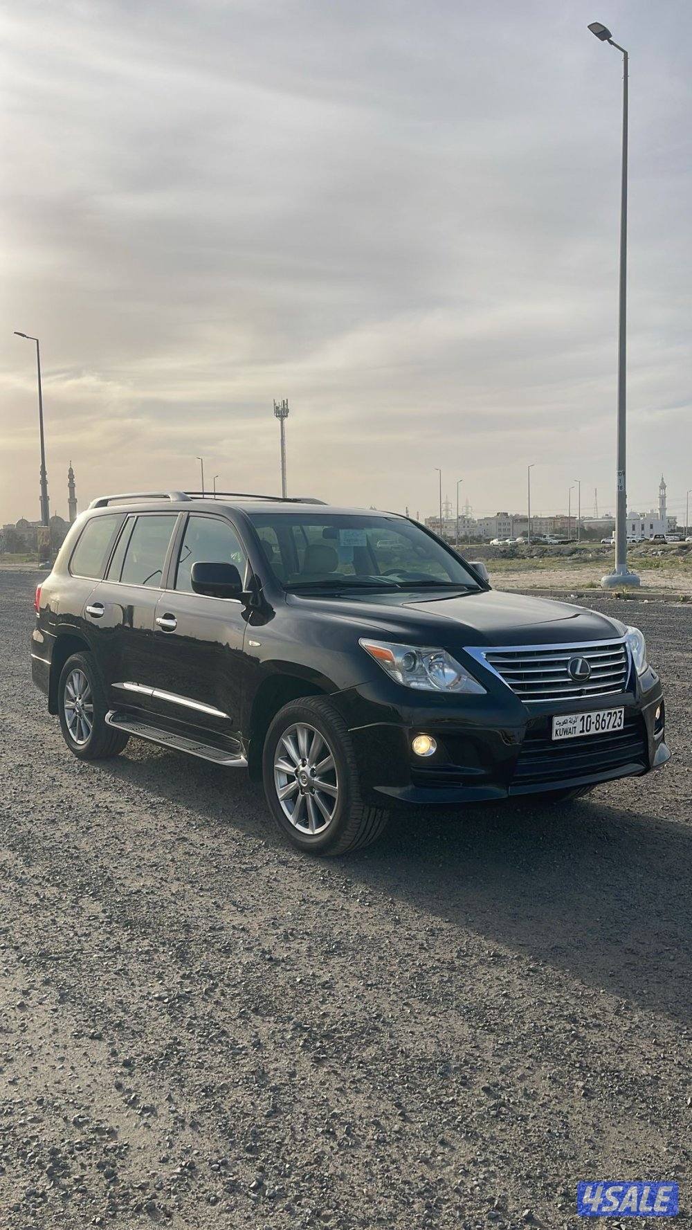 لكزس LX570 الساير 2011 بحاله نادره عداد 73 الف1