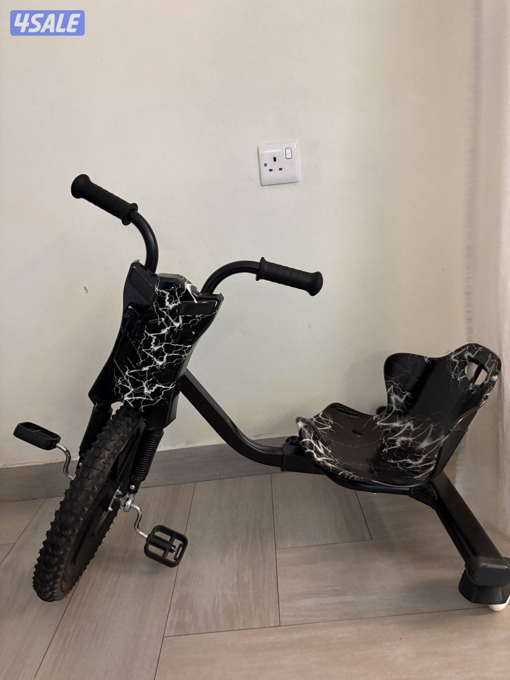 سيكل درفت لون اسود و أبيض0