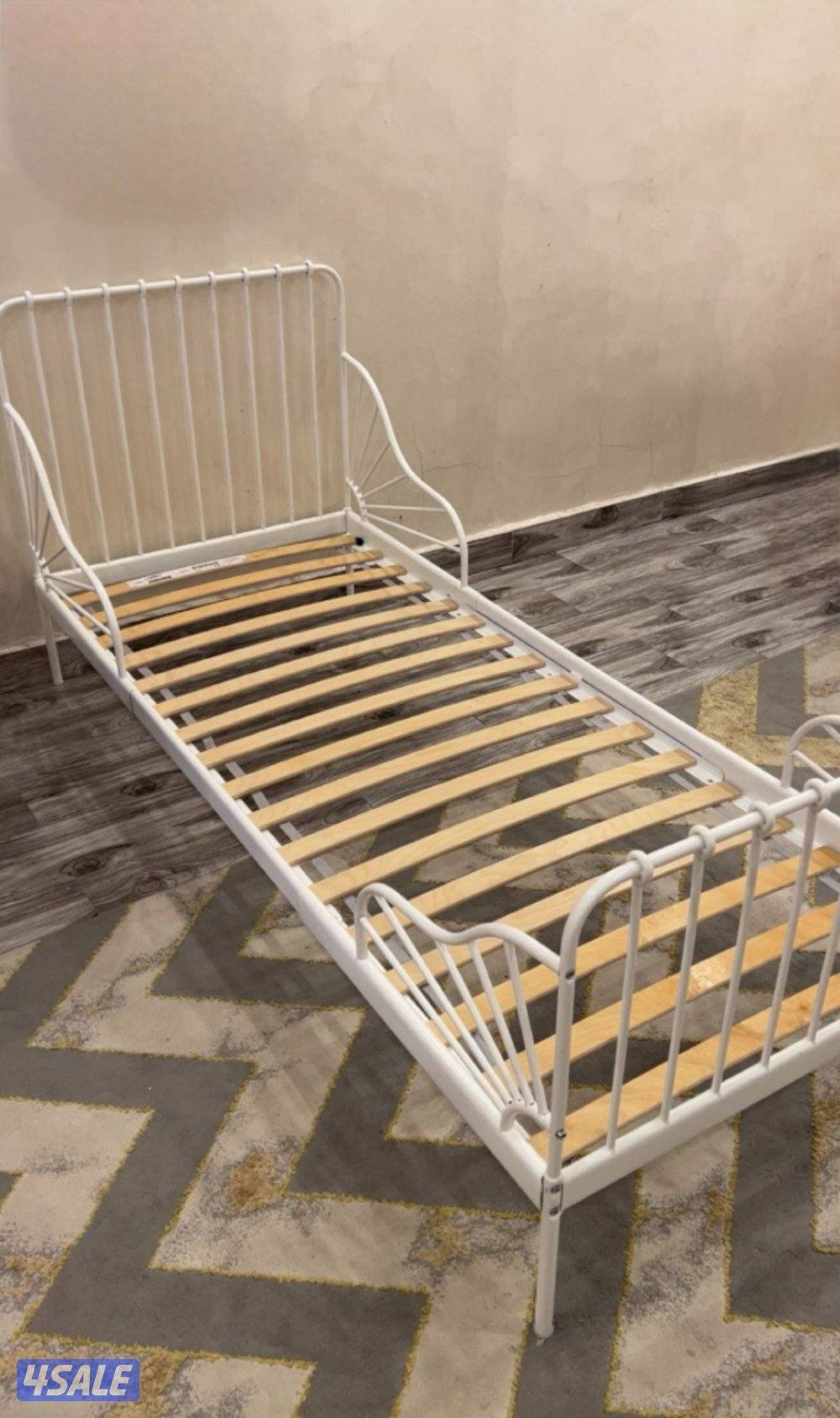 سرير من ايكيا مع الماترس بحاله نظيفه جدا مع مرآة حائط من هوم سنتر كبير1