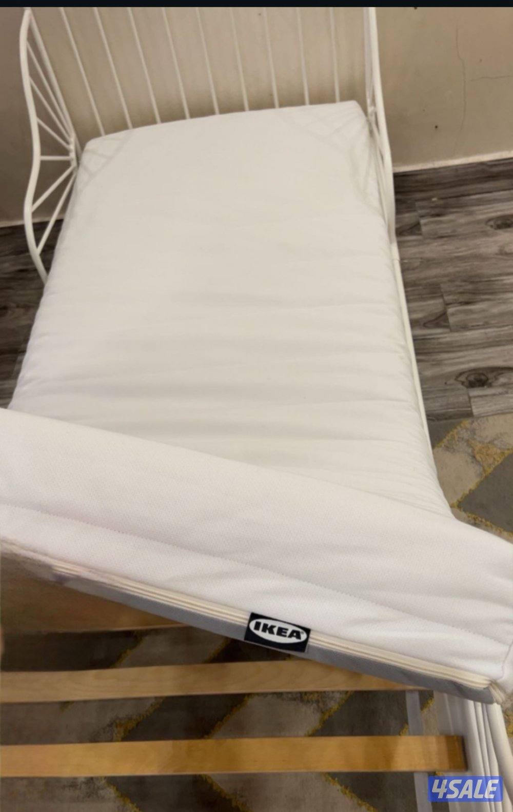 سرير من ايكيا مع الماترس بحاله نظيفه جدا مع مرآة حائط من هوم سنتر كبير2