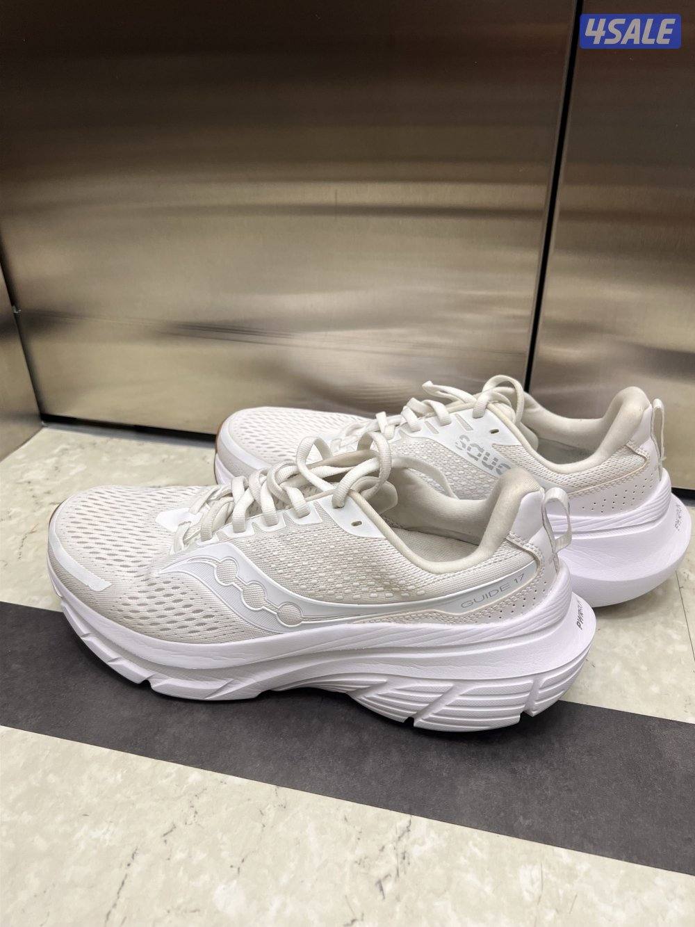 Saucony Guide 17 - size 42.5 mens white - like new condition0