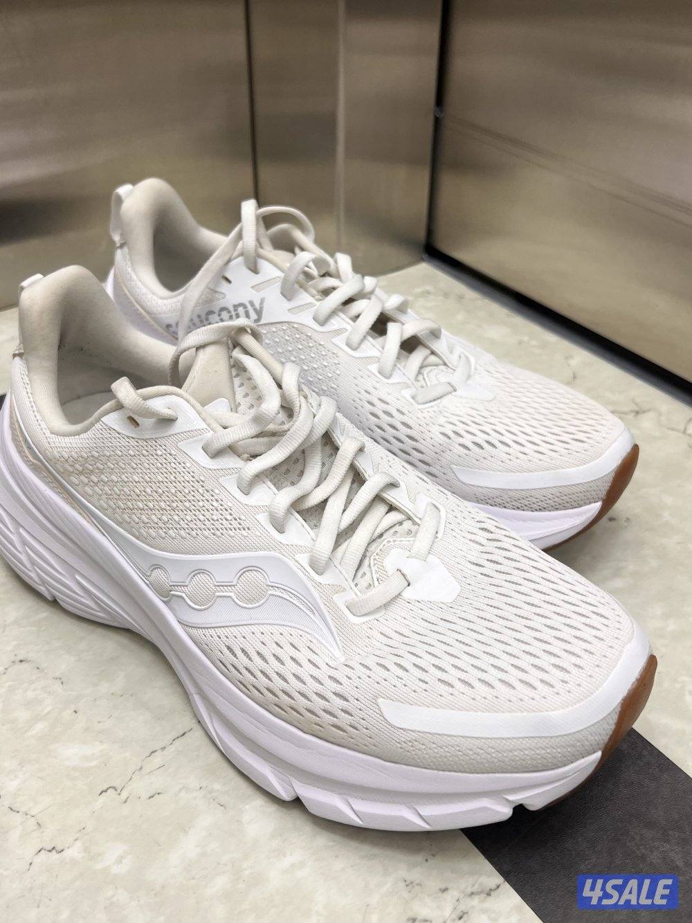 Saucony Guide 17 - size 42.5 mens white - like new condition3