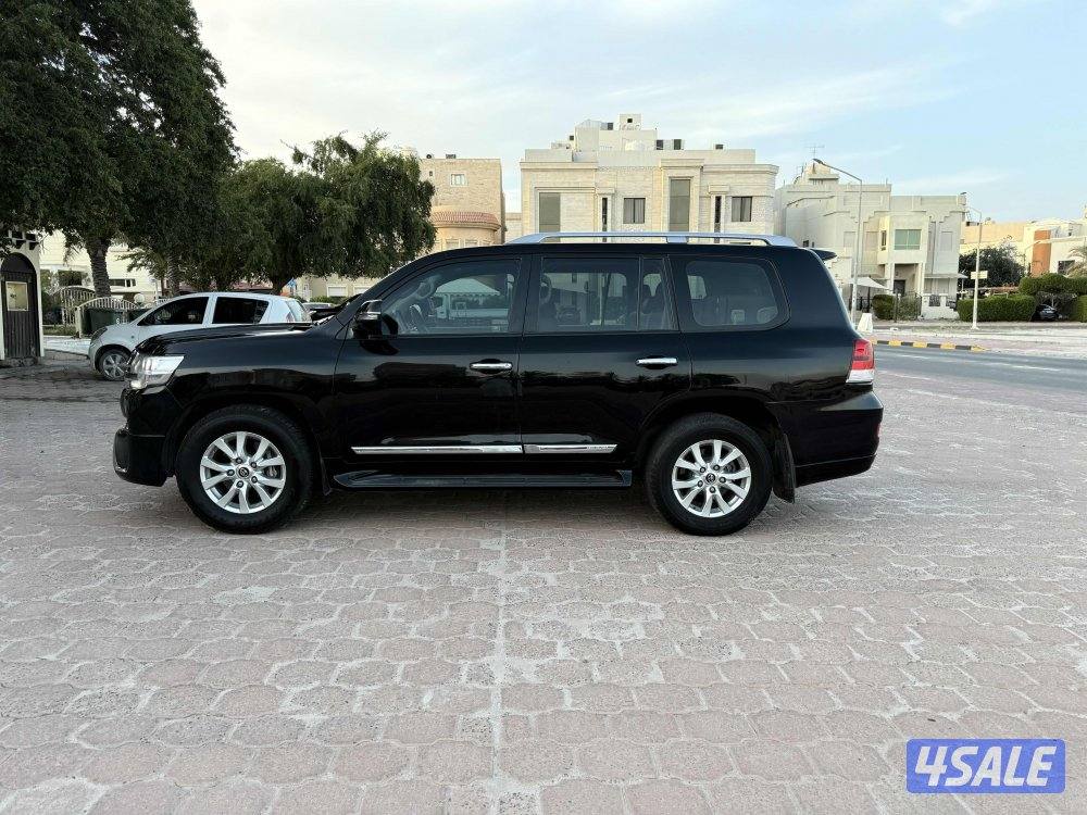 لاندكروزر GXR V8 المالك الأول ماشي 149 موديل 2018 بحالة الوكالة3