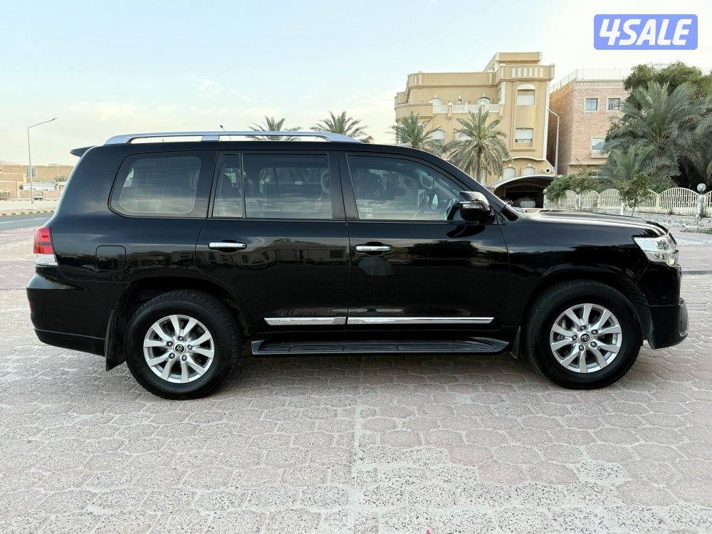لاندكروزر GXR V8 المالك الأول ماشي 149 موديل 2018 بحالة الوكالة7