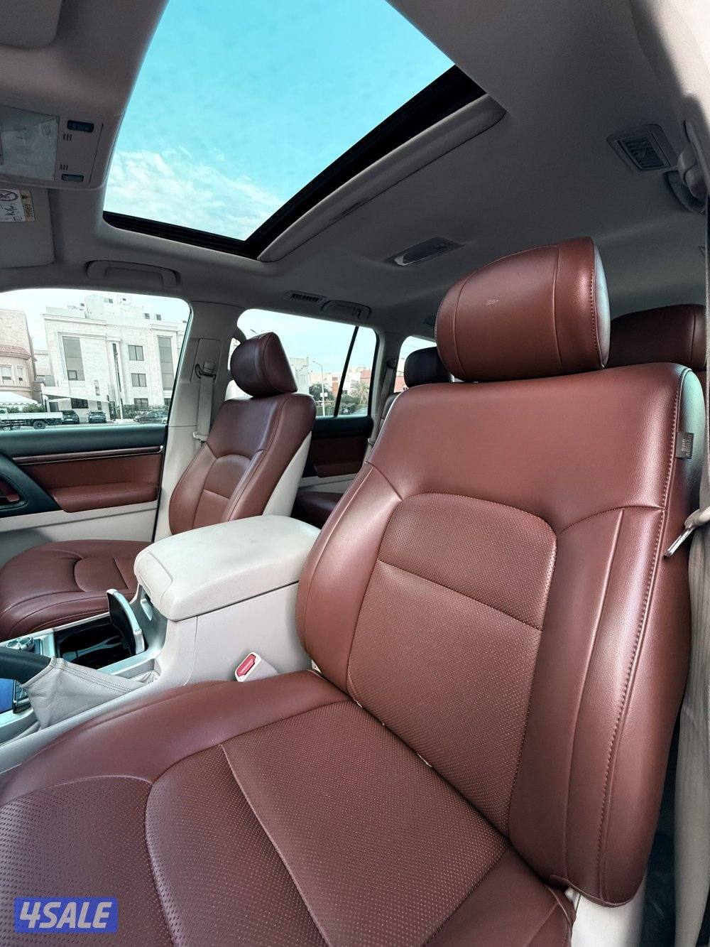 لاندكروزر GXR V8 المالك الأول ماشي 149 موديل 2018 بحالة الوكالة10