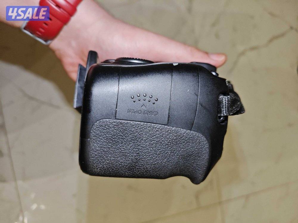 Camera 60D Body ONLY and comes with equipment for free5