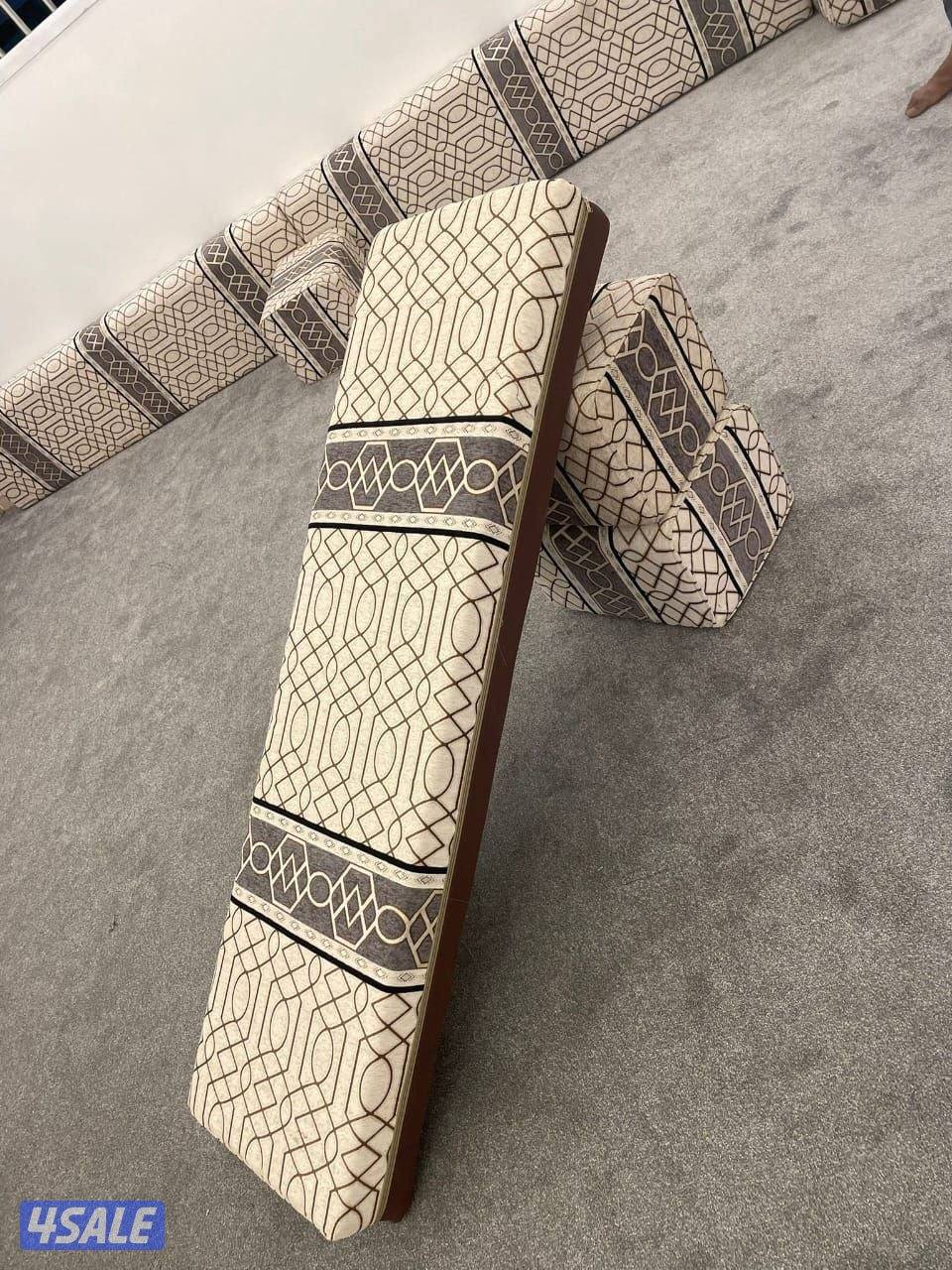 يوجد لدينا افضل السجاد والمفروشات ومساند ضهر ورضيات باركية ونقشات حفر9