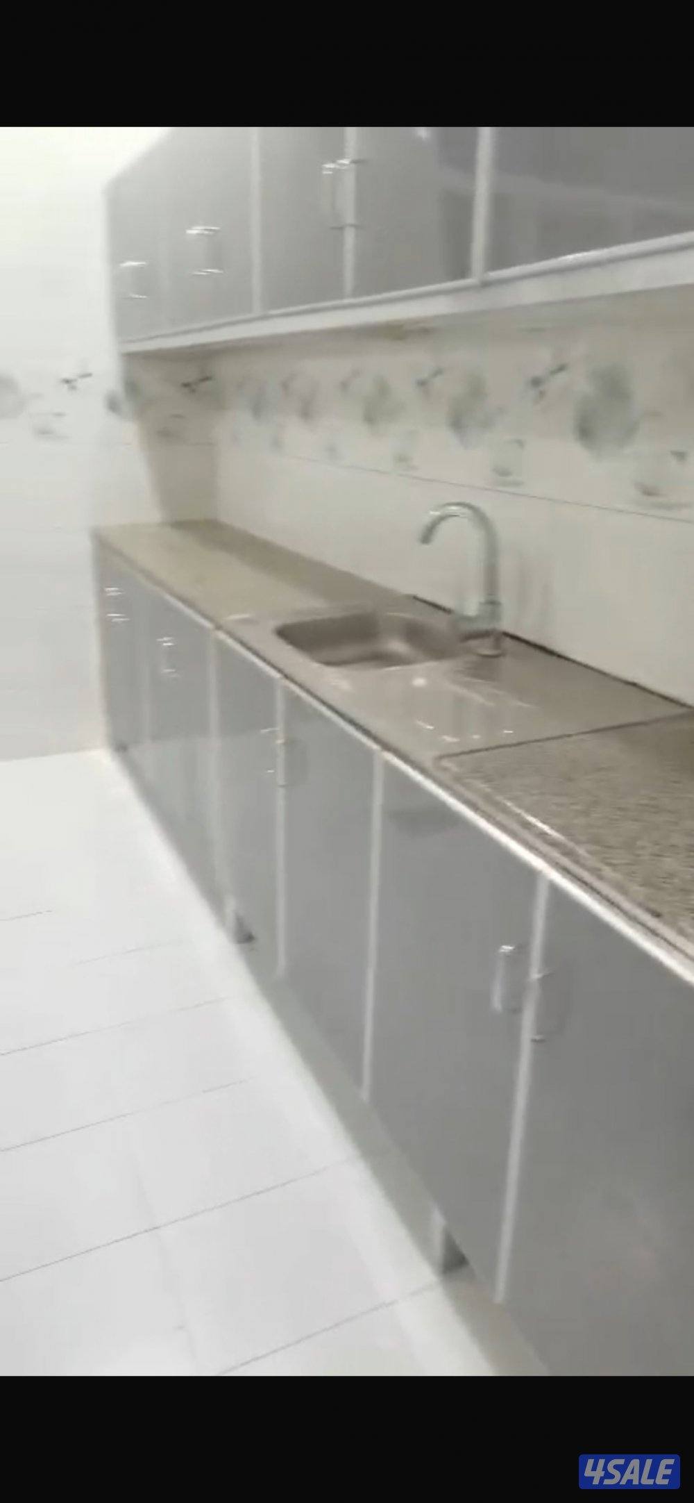 صباح الاحمد قطاع E شقه ٣ غرف وصاله وحمامين وحده من الغرف ماستر0