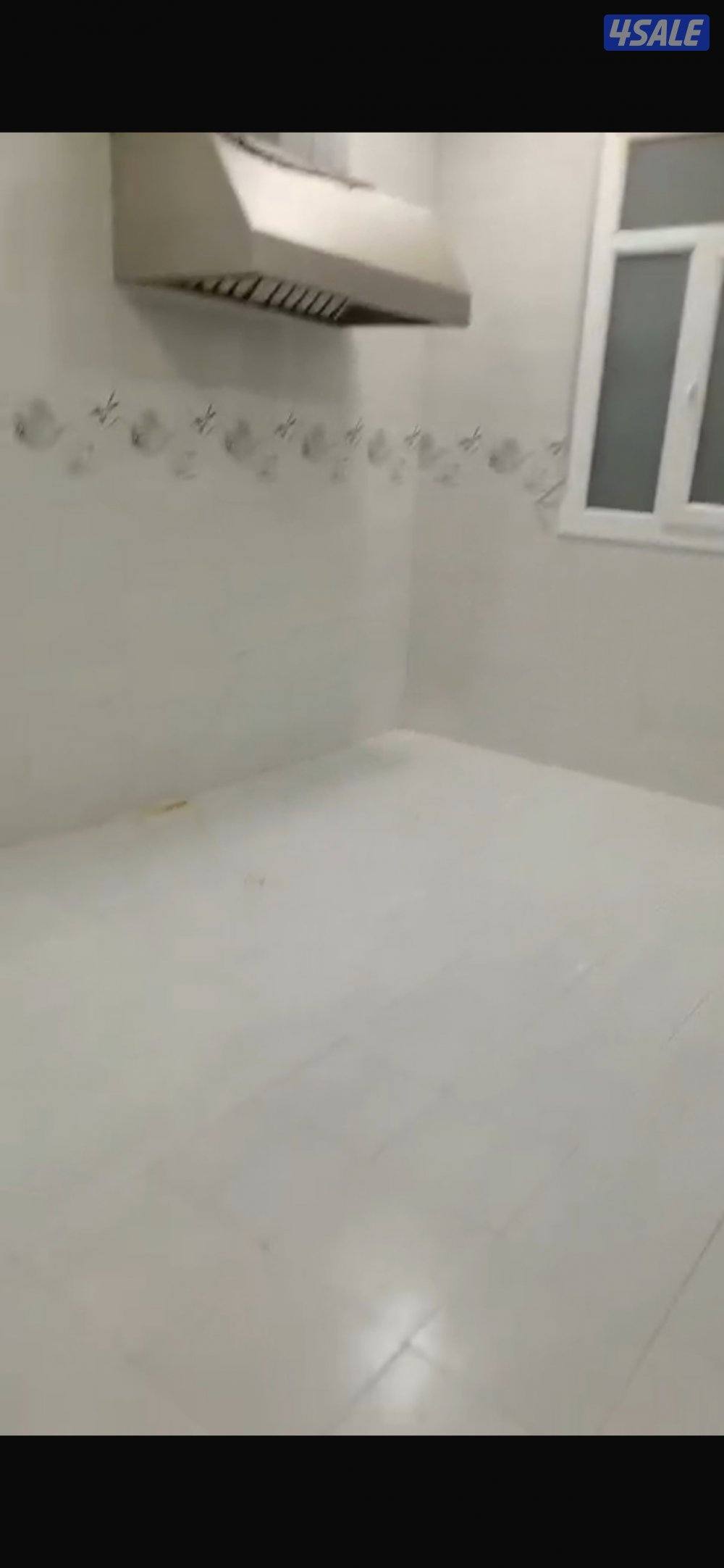 صباح الاحمد قطاع E شقه ٣ غرف وصاله وحمامين وحده من الغرف ماستر1