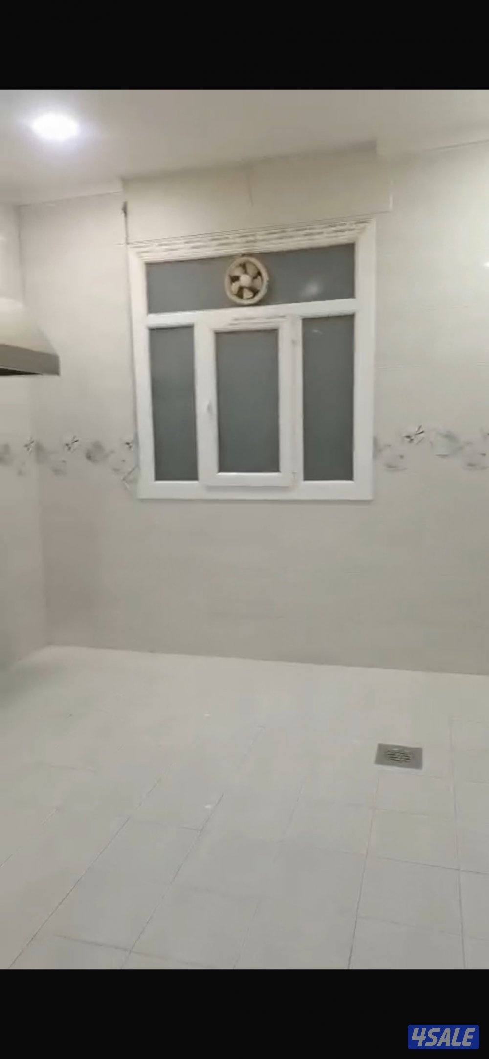 صباح الاحمد قطاع E شقه ٣ غرف وصاله وحمامين وحده من الغرف ماستر2