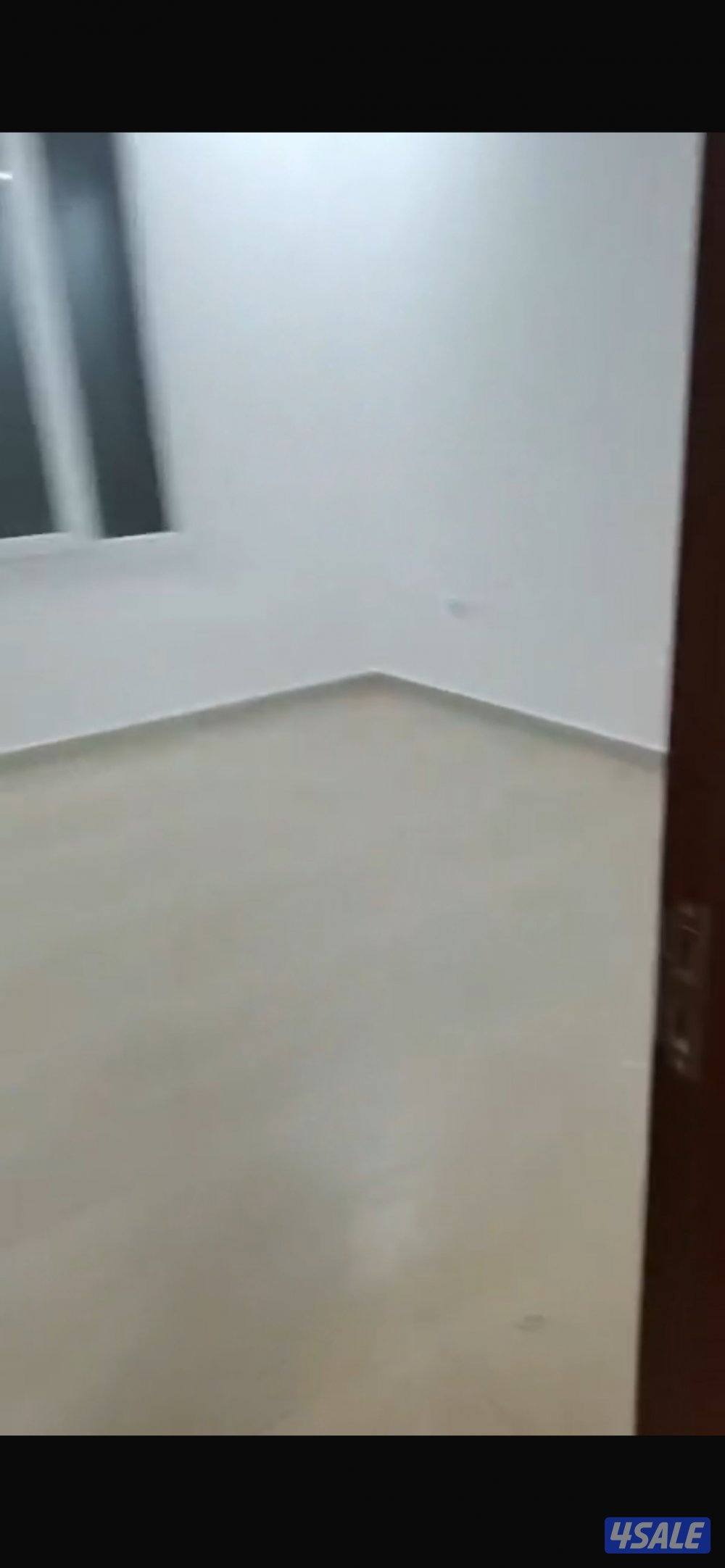 صباح الاحمد قطاع E شقه ٣ غرف وصاله وحمامين وحده من الغرف ماستر3