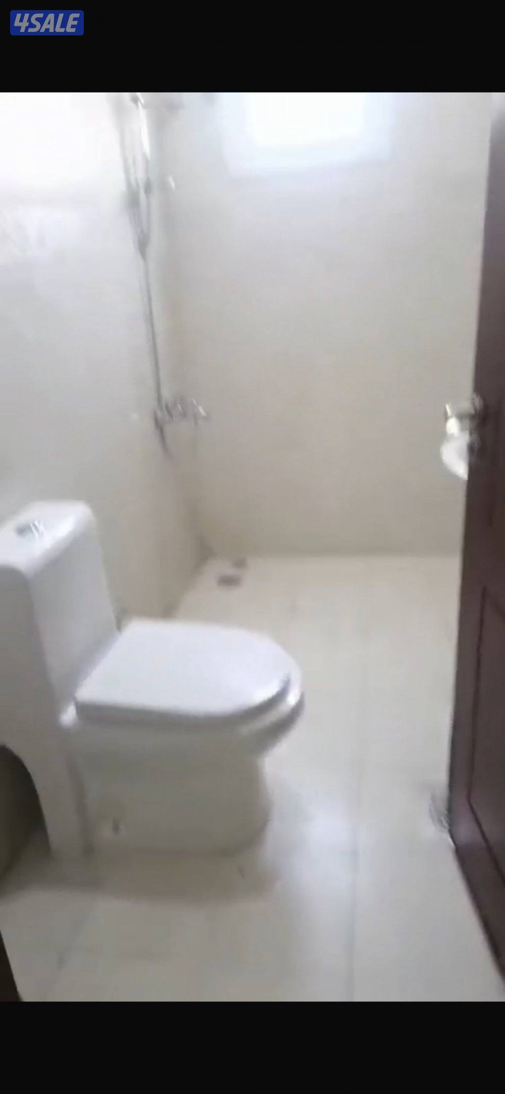 صباح الاحمد قطاع E شقه ٣ غرف وصاله وحمامين وحده من الغرف ماستر4