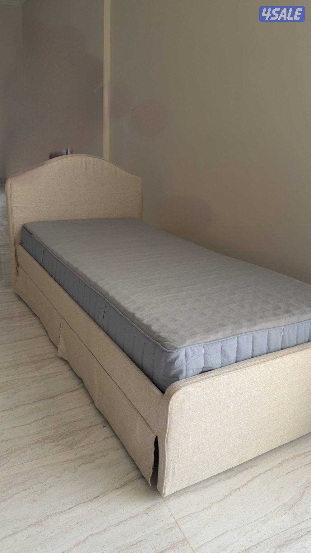 سريرين للبيع استعمال خفيف ٥ شهور نفر واحد ٩٠ ب ٢٠٠ مع دوشق مريح0