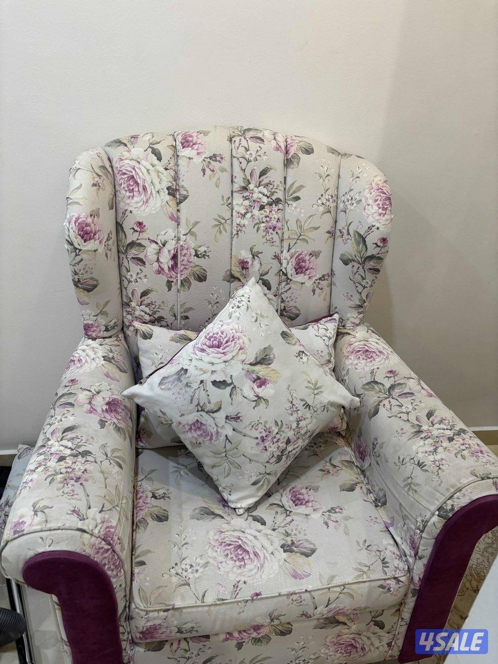 كنب (قنفات)مكون من ثلاث قطع وحده تكفي 4 اشخاص والاثنين الباقي شخص واحد0