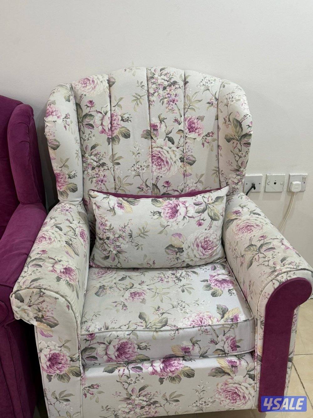 كنب (قنفات)مكون من ثلاث قطع وحده تكفي 4 اشخاص والاثنين الباقي شخص واحد3