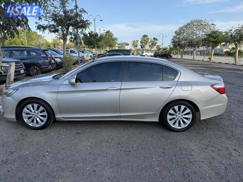 هوندا اكورد ذهبي  موديل ٢٠١٣1