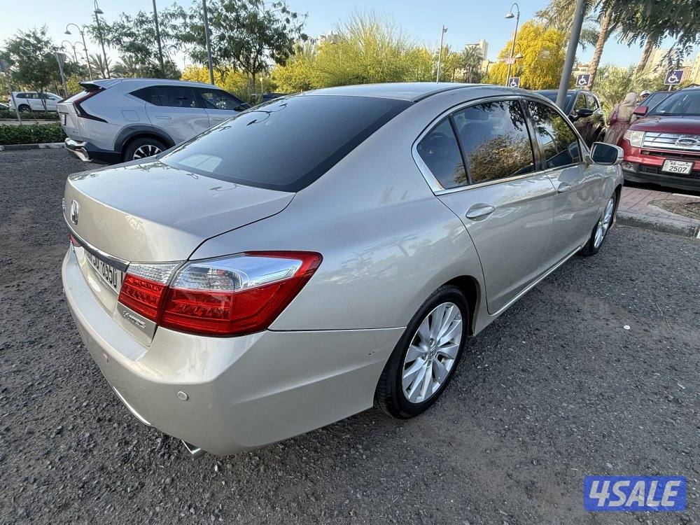 هوندا اكورد ذهبي  موديل ٢٠١٣14