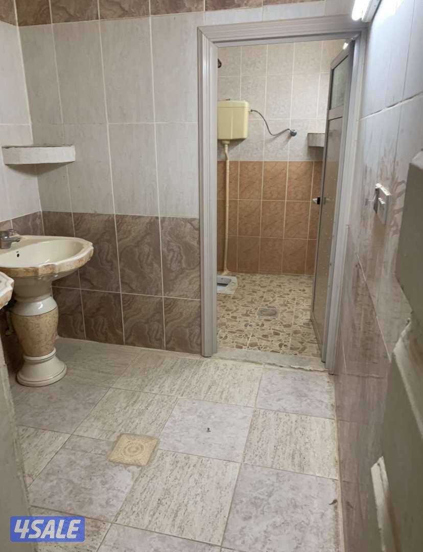 الايجار نص اسطبل الجهراء ديوانية ١٠+ ٦  ،، مقلط ،، غرفة حارس ،، مطبخ1