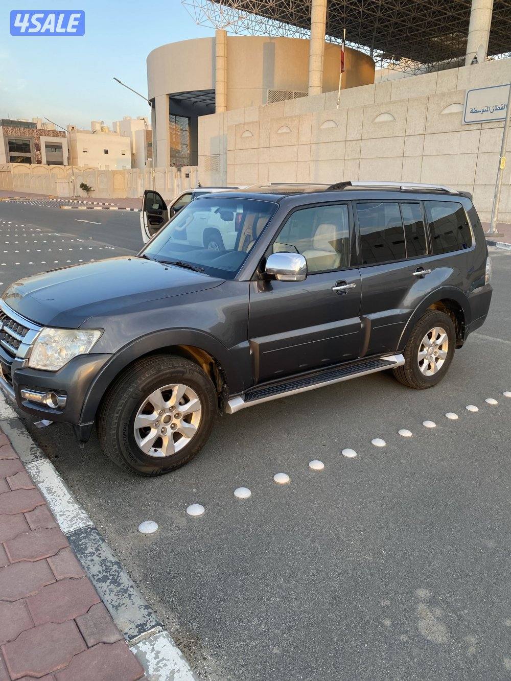 البيع باجيرو 2016  مكينه صغيره ماشي 354 الف صبغ الوكله مرفق معه الفحص1