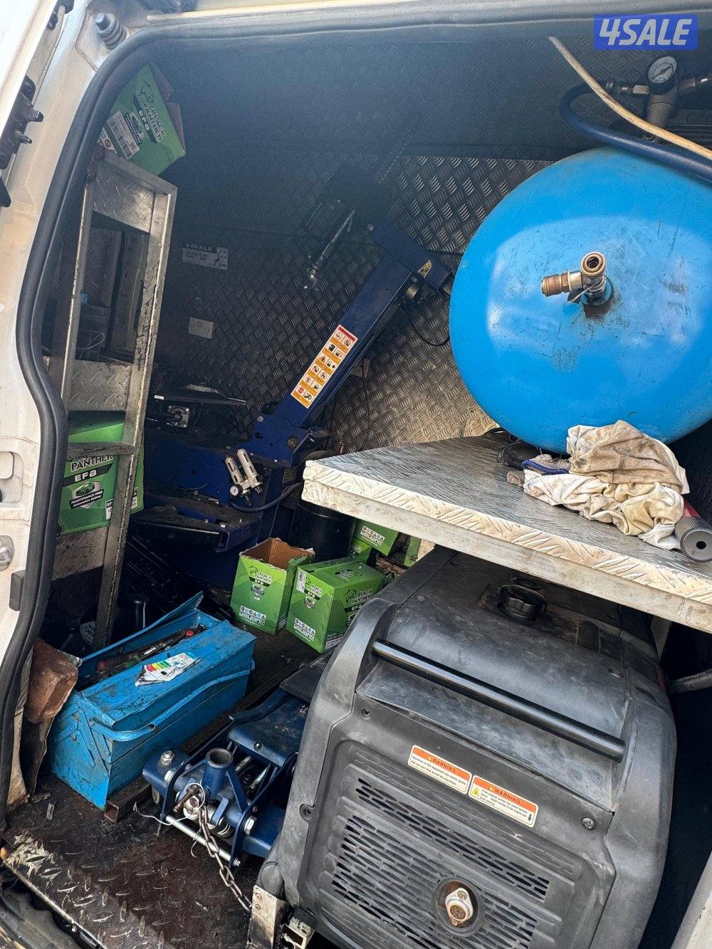 للبيع كراج وبنشر متنقل مجهز بالكامل فورد فان ترانزيت موديل 20213