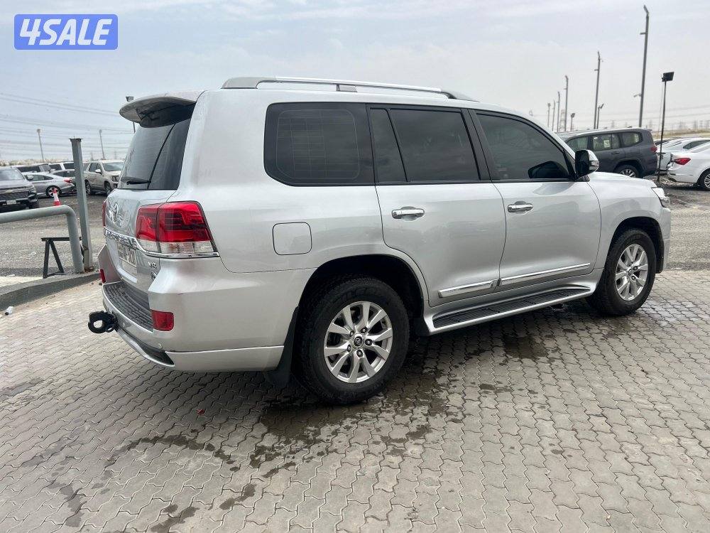 تويوتا لاند كروزر GX.R-V8
موديل 2016
ماشى 309.000 k.m 
وارد الساير .2
