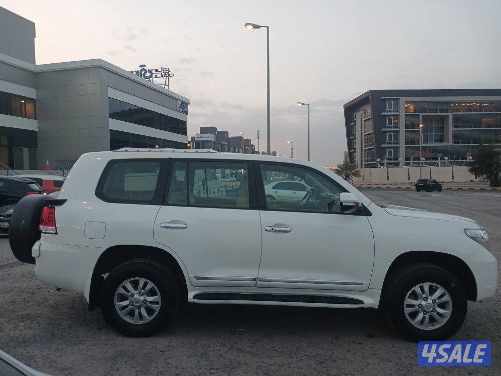 للبيع لاندكروزر قير عادى موديل ٢٠١٠3