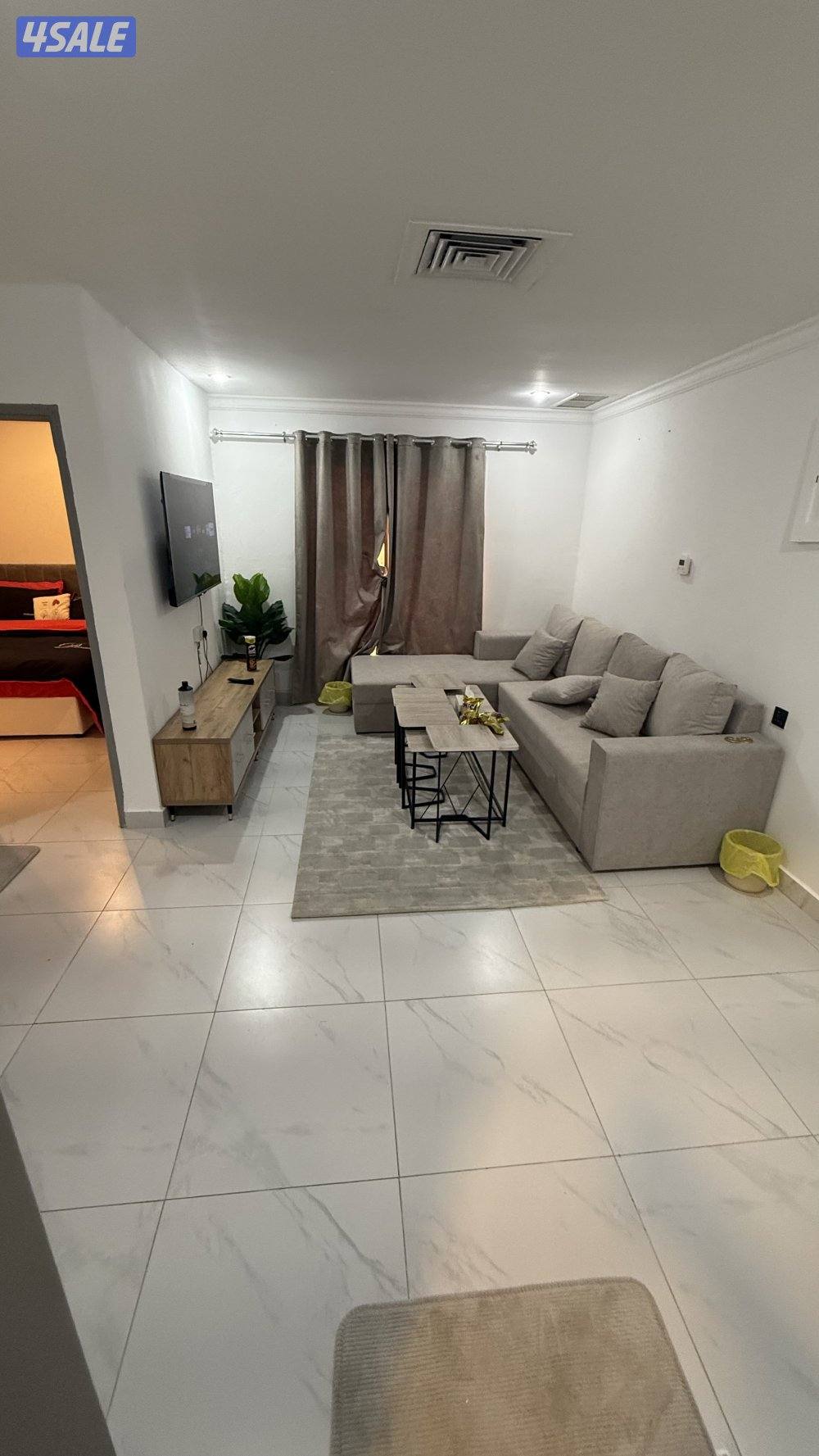 يوجد لدينا شقق الايجار غرفة وصالة ومطبخ وحمام خلو وفاضي يوجد باركن 🚘🚙0