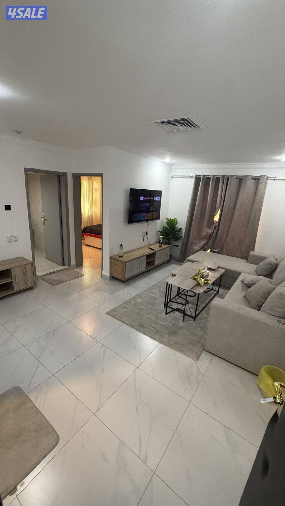 يوجد لدينا شقق الايجار غرفة وصالة ومطبخ وحمام خلو وفاضي يوجد باركن 🚘🚙1