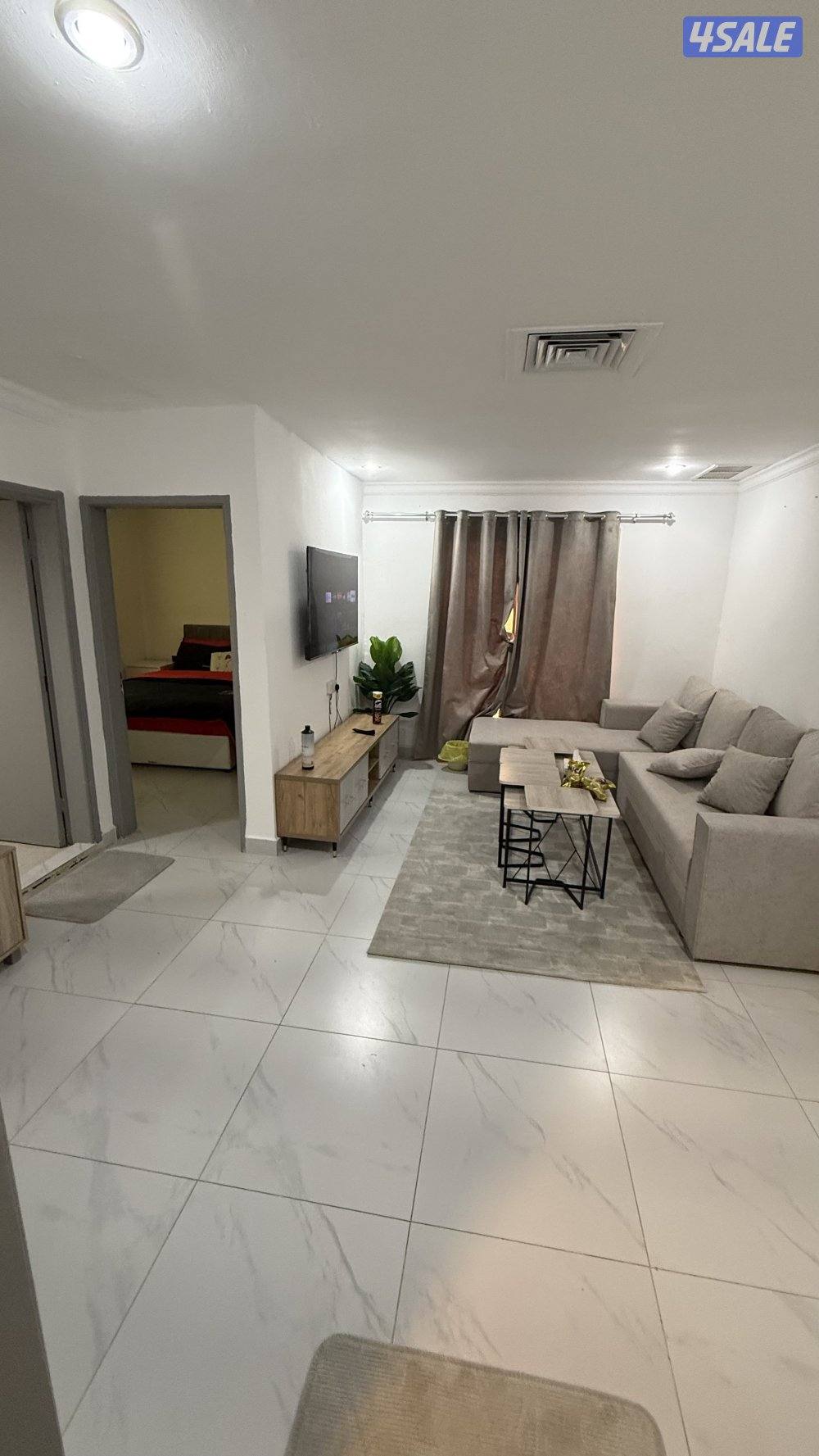 يوجد لدينا شقق الايجار غرفة وصالة ومطبخ وحمام خلو وفاضي يوجد باركن 🚘🚙3