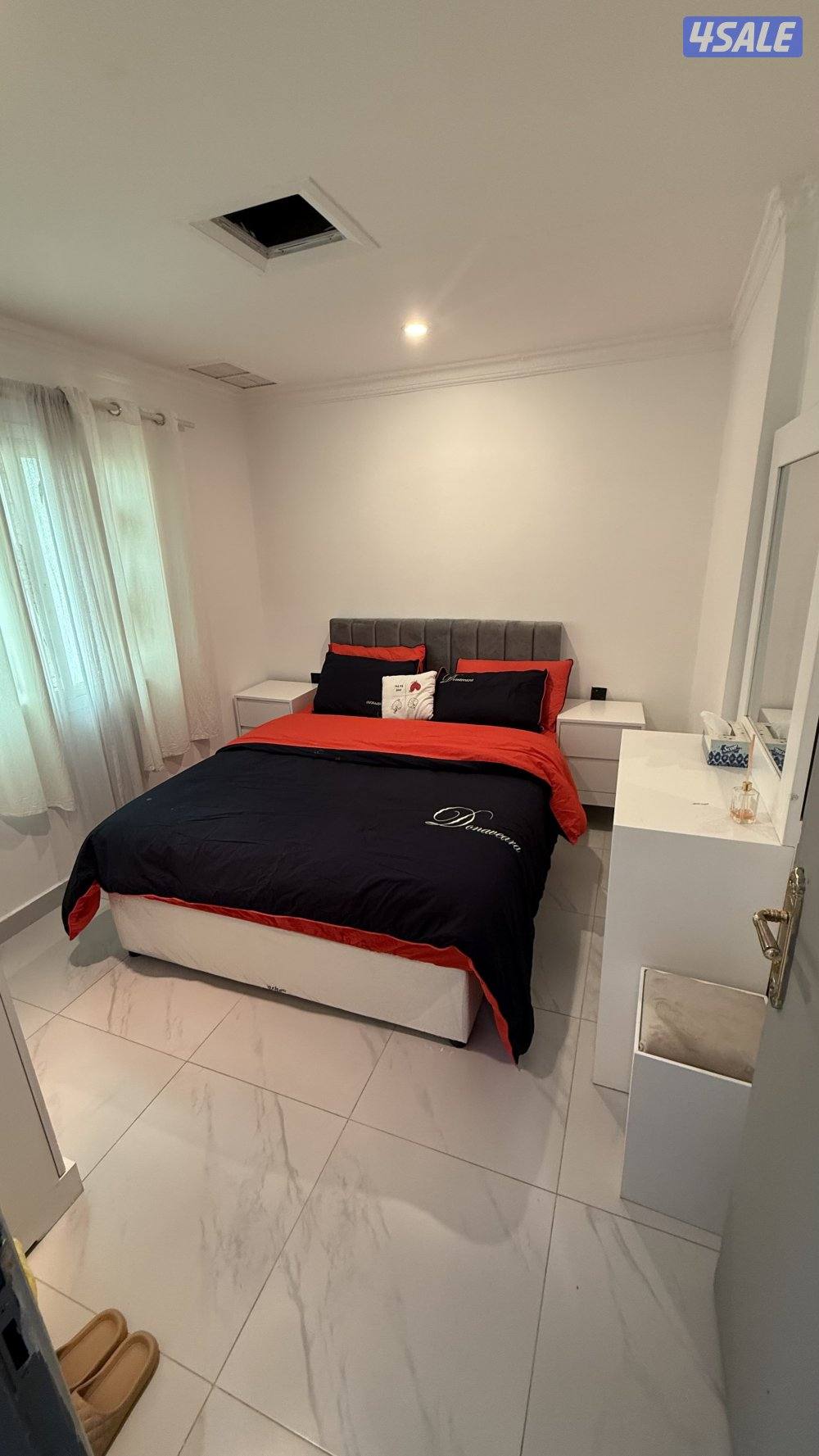 يوجد لدينا شقق الايجار غرفة وصالة ومطبخ وحمام خلو وفاضي يوجد باركن 🚘🚙4