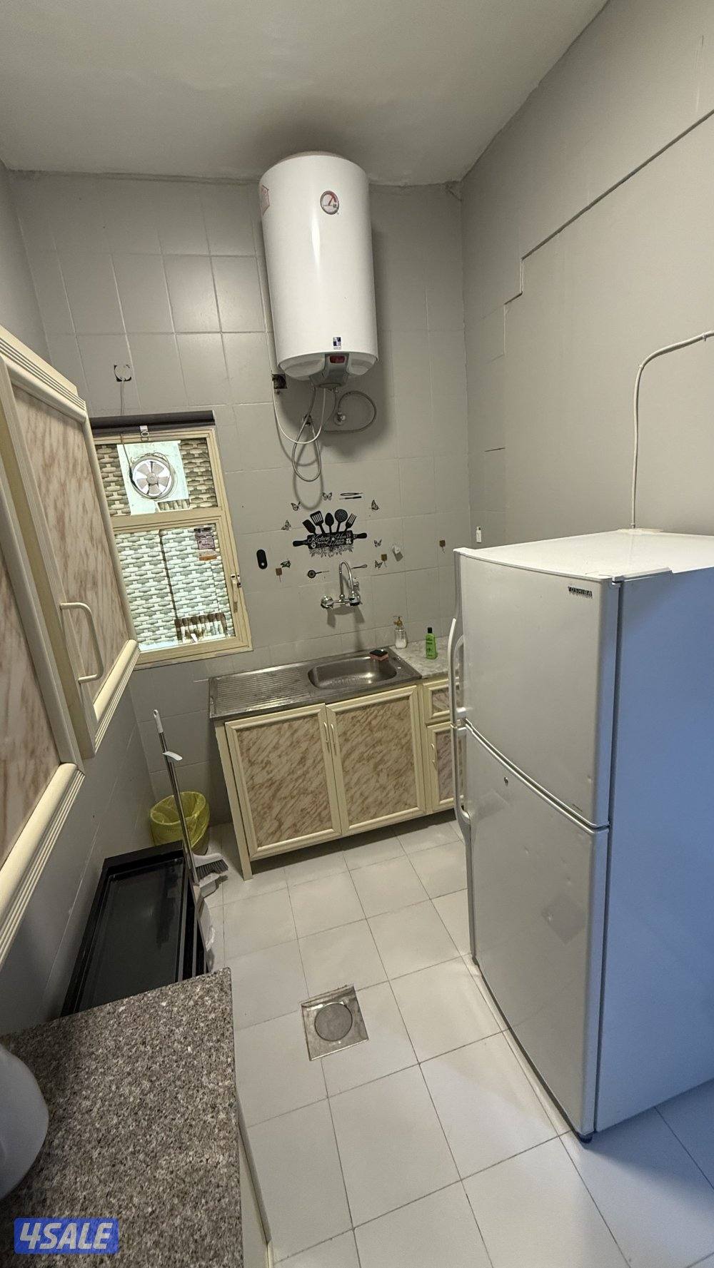 يوجد لدينا شقق الايجار غرفة وصالة ومطبخ وحمام خلو وفاضي يوجد باركن 🚘🚙5