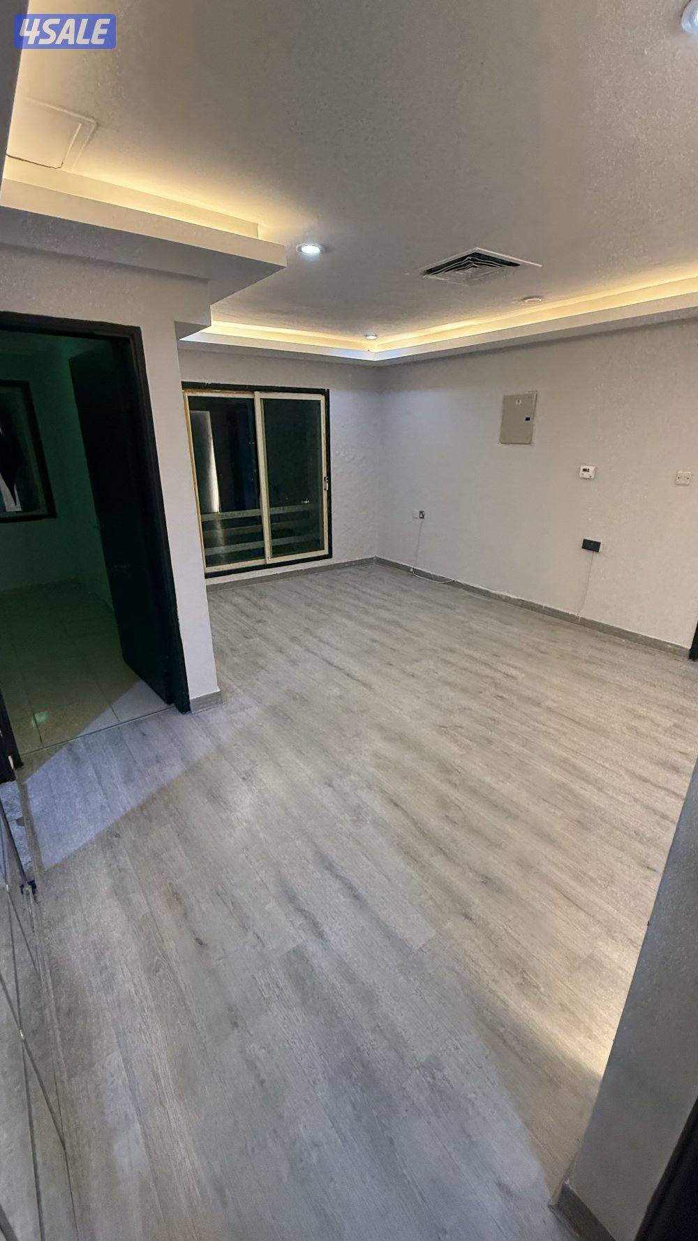 يوجد لدينا شقق الايجار غرفة وصالة ومطبخ وحمام خلو وفاضي يوجد باركن 🚘🚙6