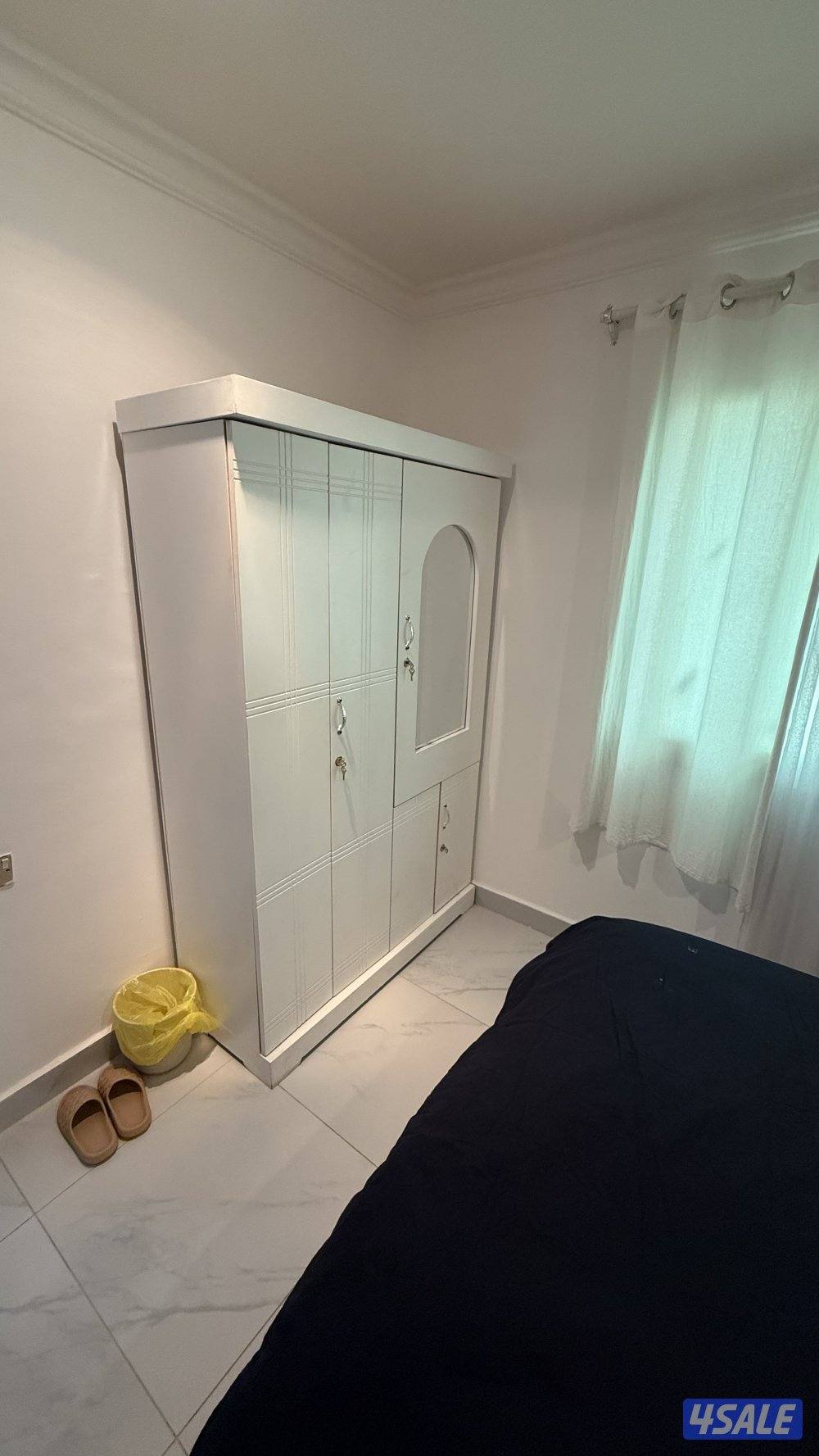 يوجد لدينا شقق الايجار غرفة وصالة ومطبخ وحمام خلو وفاضي يوجد باركن 🚘🚙8