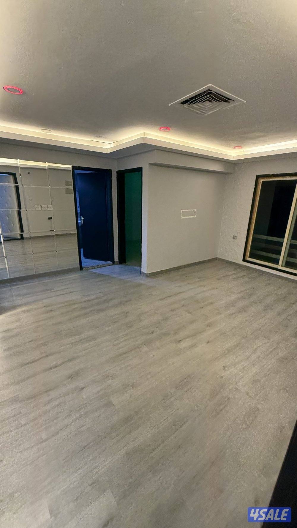 يوجد لدينا شقق الايجار غرفة وصالة ومطبخ وحمام خلو وفاضي يوجد باركن 🚘🚙9