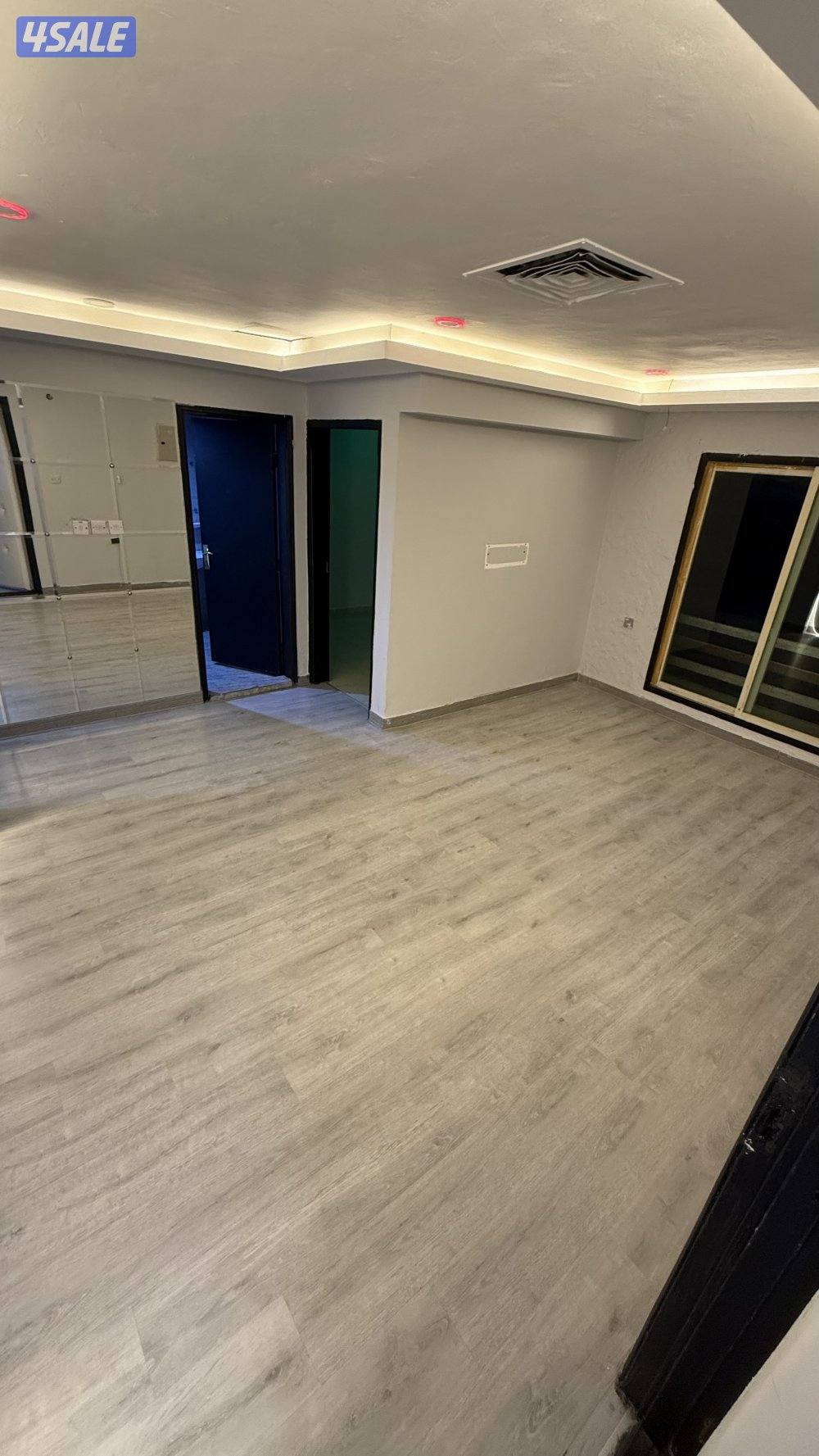 يوجد لدينا شقق الايجار غرفة وصالة ومطبخ وحمام خلو وفاضي يوجد باركن 🚘🚙10